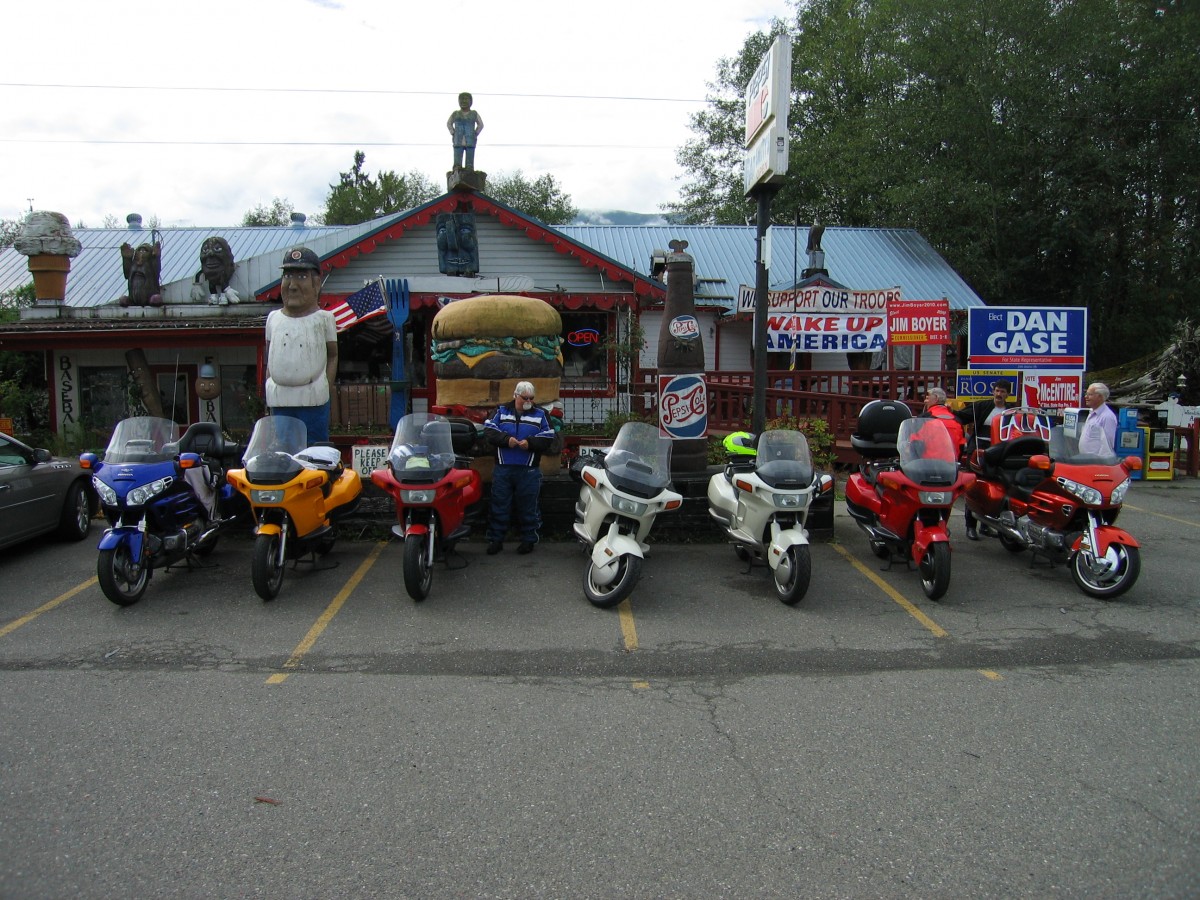 A bunch of PC800s and a few friends on the TGPCHPCMY2KMR+10, otherwise known as POPCORN somewhere outside of Seattle at a lunch stop.