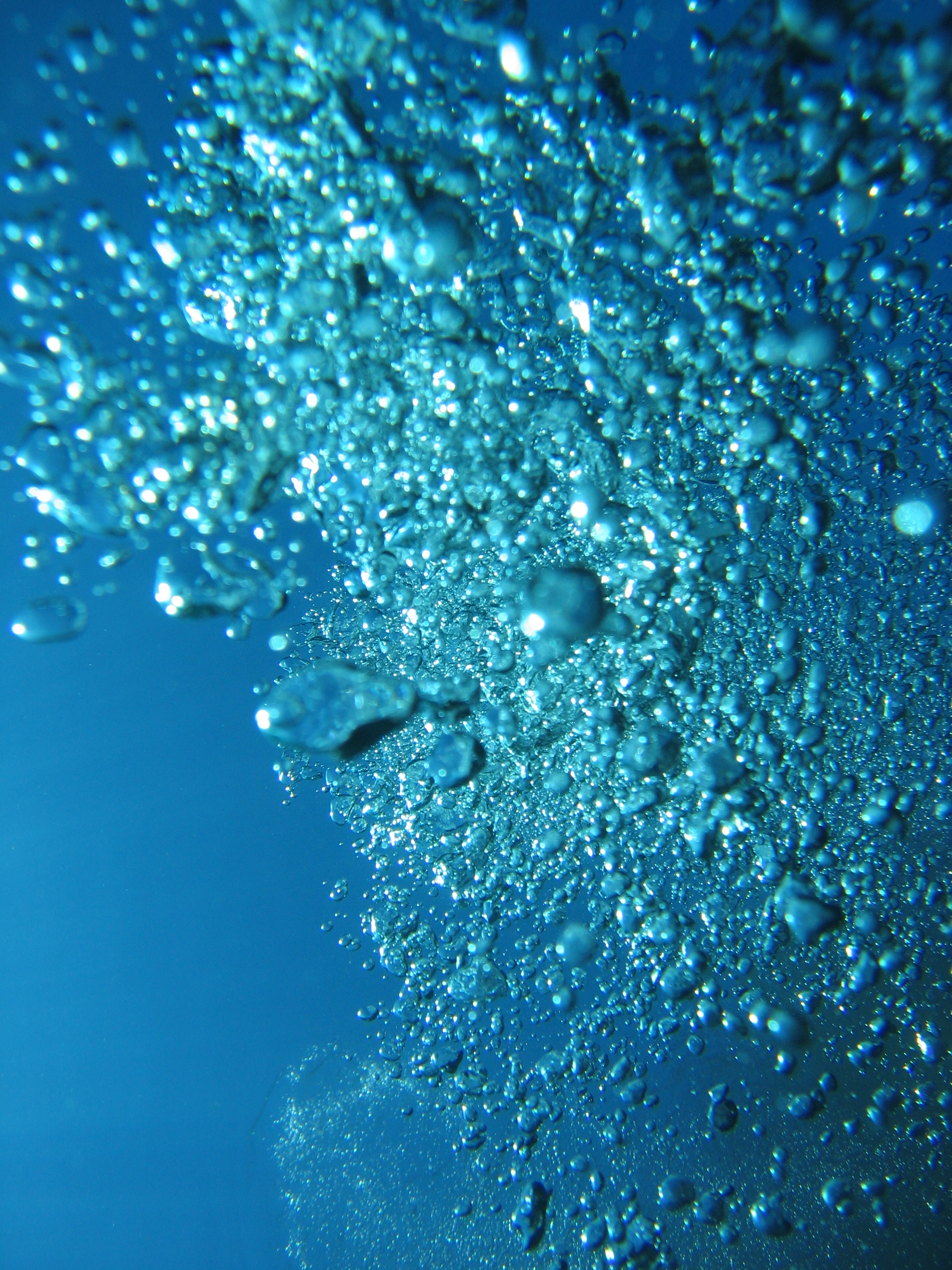 Пузырики под. Вода фон. Водяной пузырь. Пузырьки в воде. Пузыри под водой.